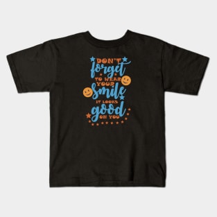 DON'T FORGET TO WEAR YOUR SMILE, IT LOOKS GOOD ON YOU Kids T-Shirt